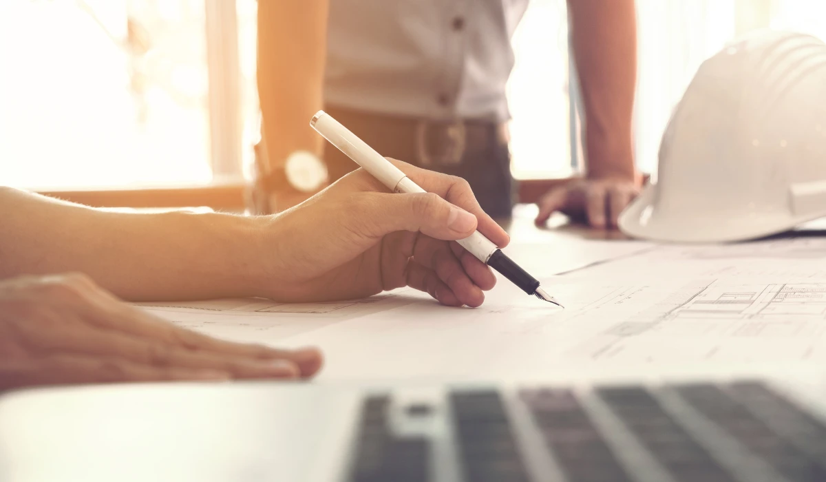 Equipo técnico revisando planos de obra y corrigiendo errores en reforma en Lanzarote