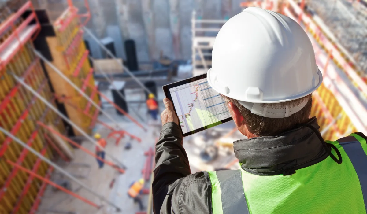 Ingeniero con casco revisando plan de seguridad en obra de reforma en Lanzarote